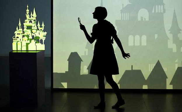 Dorothy recurre al ‘videomapping’ para contar sus aventuras en Oz. 