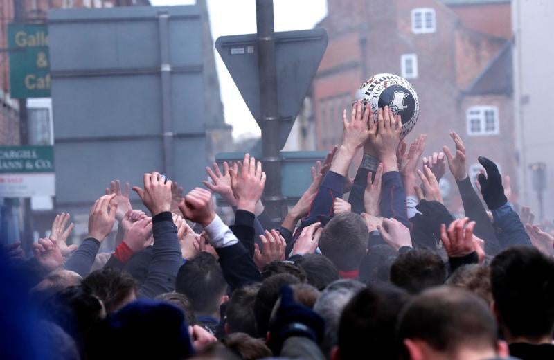 Una tradición que data del siglo XII y que cierra los festejos en este pequeño pueblo inglés