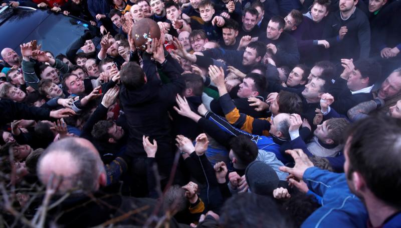 Una tradición que data del siglo XII y que cierra los festejos en este pequeño pueblo inglés