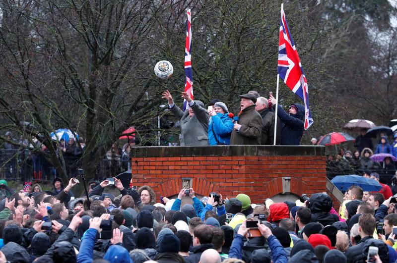 Una tradición que data del siglo XII y que cierra los festejos en este pequeño pueblo inglés