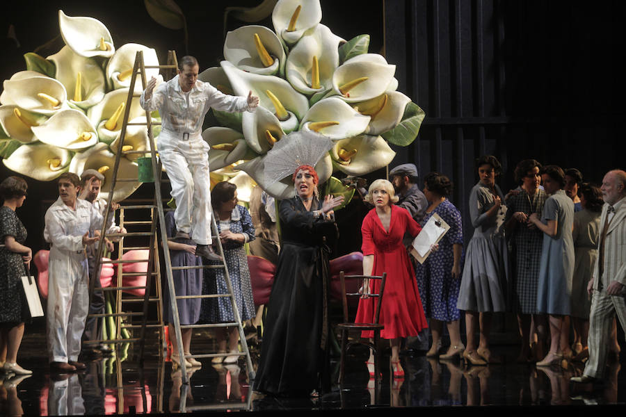 Olíver Díaz está al frente de la dirección musical de la zarzuela, con la Oviedo Filarmonía y el Coro Capilla Polifónica Ciudad de Oviedo. Emilio Sagi está a cargo de la dirección escénica. Los protagonistas son Rossy de Palma, Emmanuel Faraldo y Luis Álvarez.