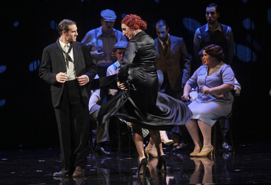 Olíver Díaz está al frente de la dirección musical de la zarzuela, con la Oviedo Filarmonía y el Coro Capilla Polifónica Ciudad de Oviedo. Emilio Sagi está a cargo de la dirección escénica. Los protagonistas son Rossy de Palma, Emmanuel Faraldo y Luis Álvarez.