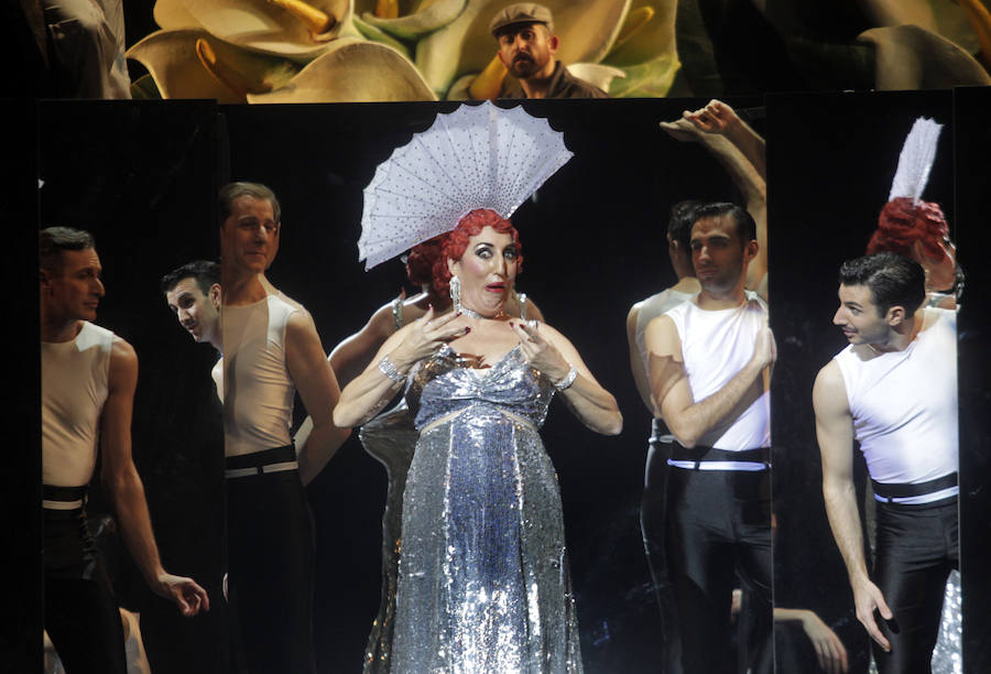 Olíver Díaz está al frente de la dirección musical de la zarzuela, con la Oviedo Filarmonía y el Coro Capilla Polifónica Ciudad de Oviedo. Emilio Sagi está a cargo de la dirección escénica. Los protagonistas son Rossy de Palma, Emmanuel Faraldo y Luis Álvarez.