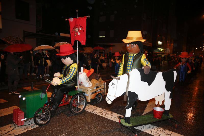 La 'Truchona Minera del Caudal' protagoniza las celebraciones carnavaleras que llenaron las calles de vecinos y visitantes.
