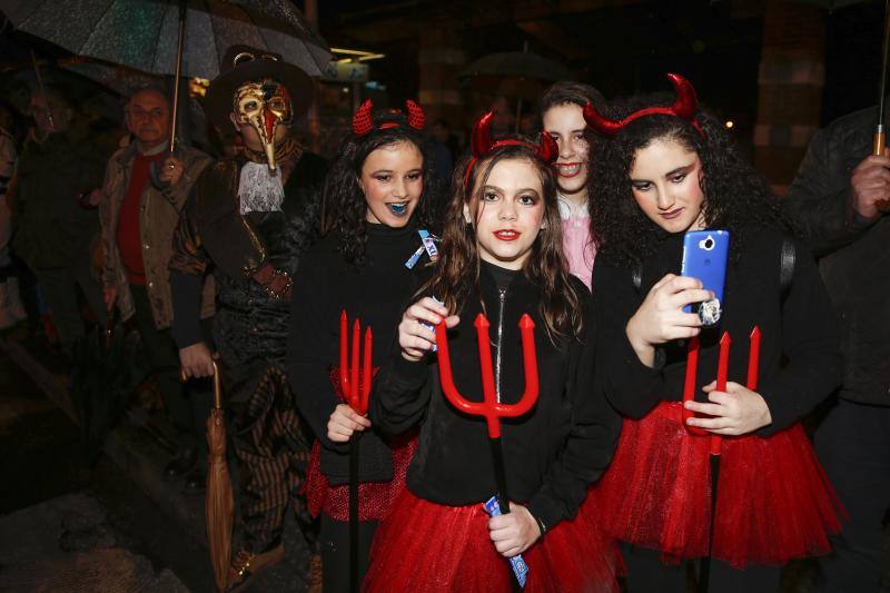 La 'Truchona Minera del Caudal' protagoniza las celebraciones carnavaleras que llenaron las calles de vecinos y visitantes.