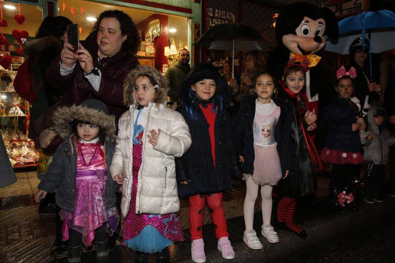 La 'Truchona Minera del Caudal' protagoniza las celebraciones carnavaleras que llenaron las calles de vecinos y visitantes.