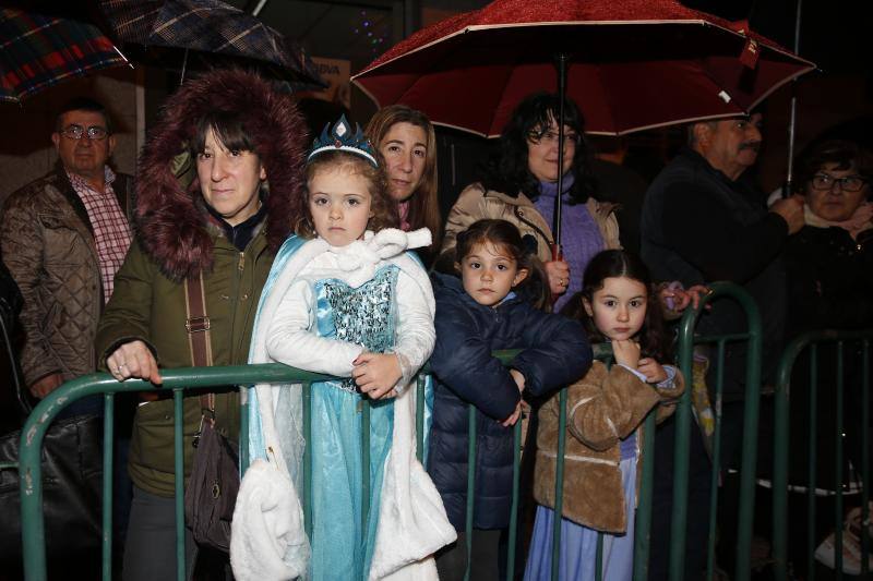 La 'Truchona Minera del Caudal' protagoniza las celebraciones carnavaleras que llenaron las calles de vecinos y visitantes.