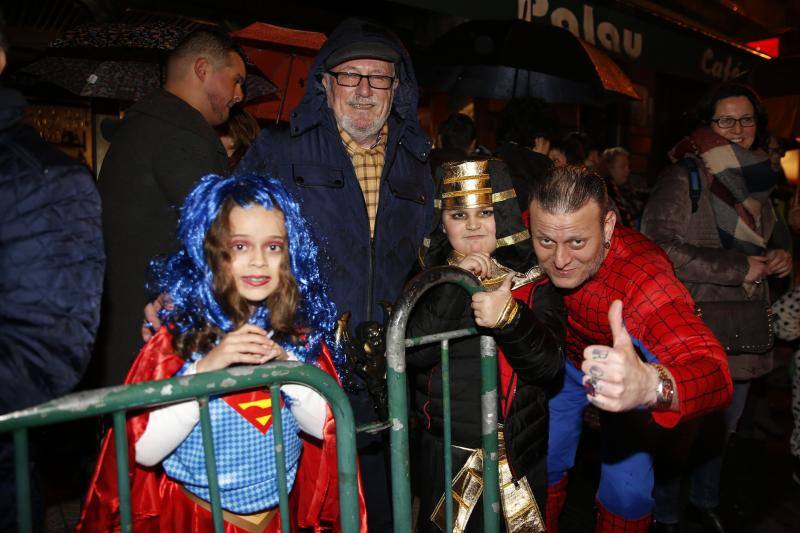 La 'Truchona Minera del Caudal' protagoniza las celebraciones carnavaleras que llenaron las calles de vecinos y visitantes.