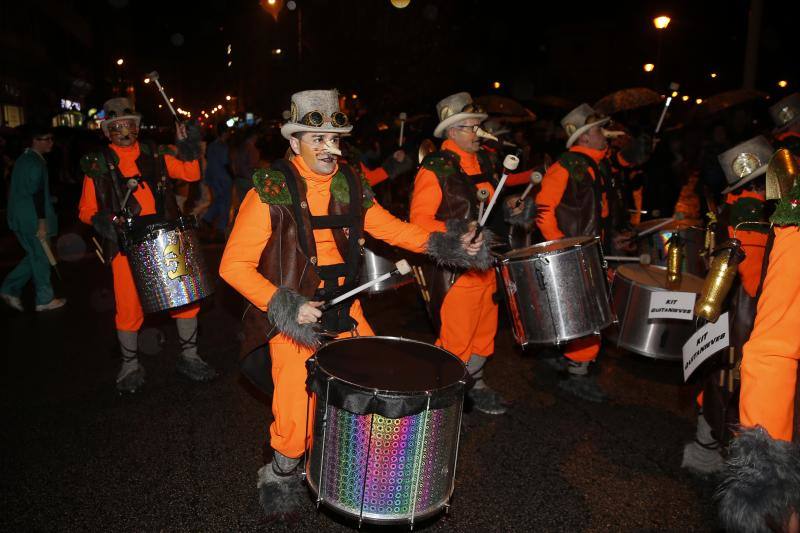 La 'Truchona Minera del Caudal' protagoniza las celebraciones carnavaleras que llenaron las calles de vecinos y visitantes.