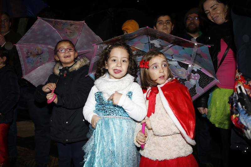 La 'Truchona Minera del Caudal' protagoniza las celebraciones carnavaleras que llenaron las calles de vecinos y visitantes.