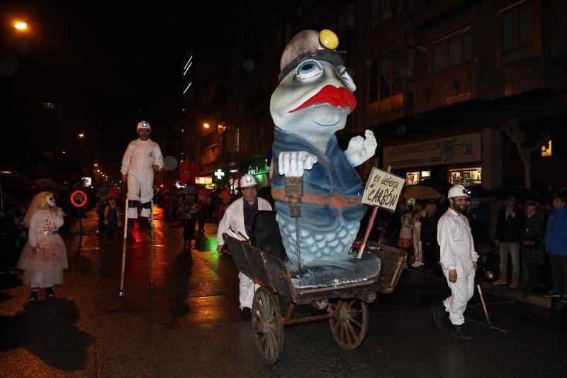 La 'Truchona Minera del Caudal' protagoniza las celebraciones carnavaleras que llenaron las calles de vecinos y visitantes.