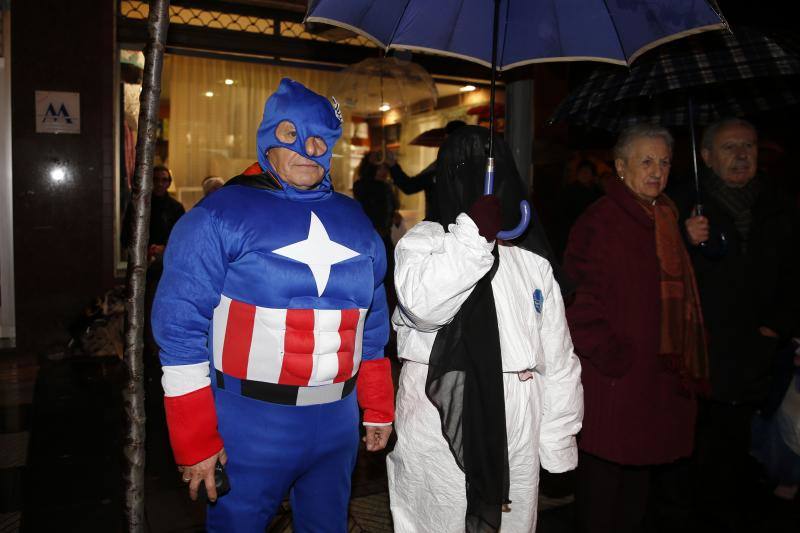 La 'Truchona Minera del Caudal' protagoniza las celebraciones carnavaleras que llenaron las calles de vecinos y visitantes.