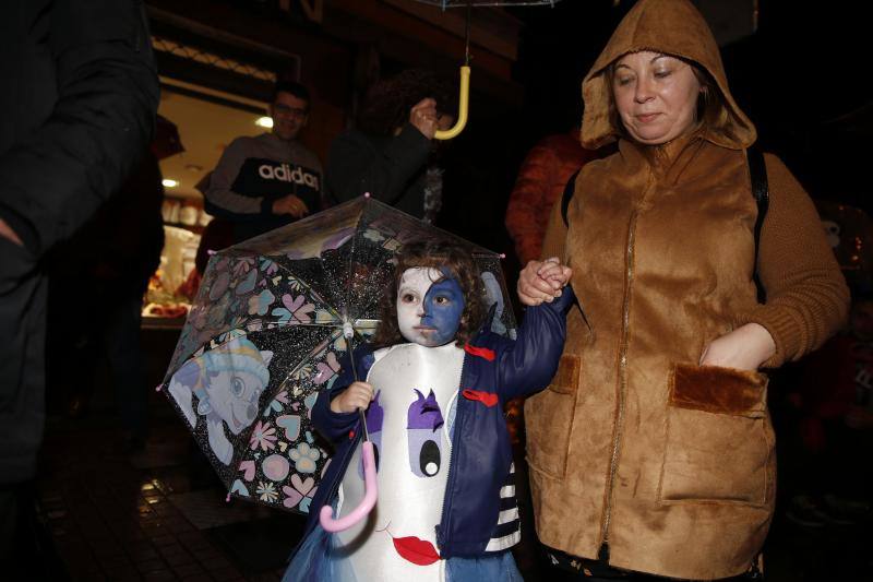 La 'Truchona Minera del Caudal' protagoniza las celebraciones carnavaleras que llenaron las calles de vecinos y visitantes.