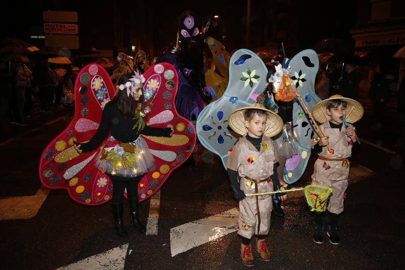 La 'Truchona Minera del Caudal' protagoniza las celebraciones carnavaleras que llenaron las calles de vecinos y visitantes.
