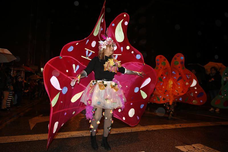 La 'Truchona Minera del Caudal' protagoniza las celebraciones carnavaleras que llenaron las calles de vecinos y visitantes.