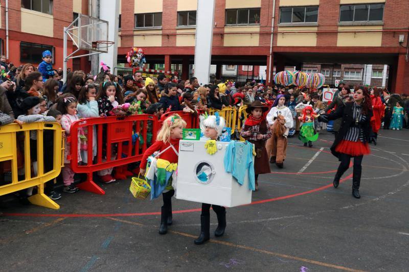 La 'Truchona Minera del Caudal' protagoniza las celebraciones carnavaleras que llenaron las calles de vecinos y visitantes.