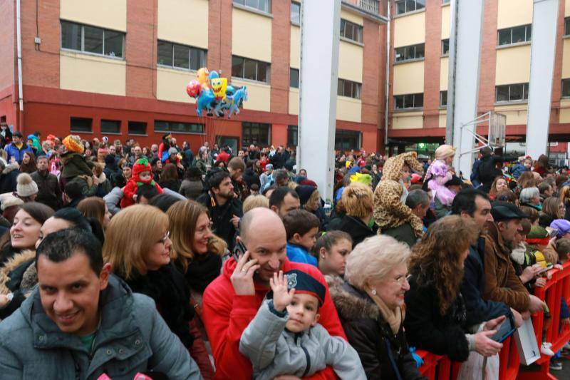 La 'Truchona Minera del Caudal' protagoniza las celebraciones carnavaleras que llenaron las calles de vecinos y visitantes.