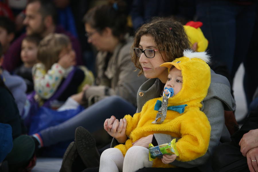 El desfile infantil y el concierto de Petit Pop marcan la primera jornada de la celebración carnavalera en la capital asturiana.