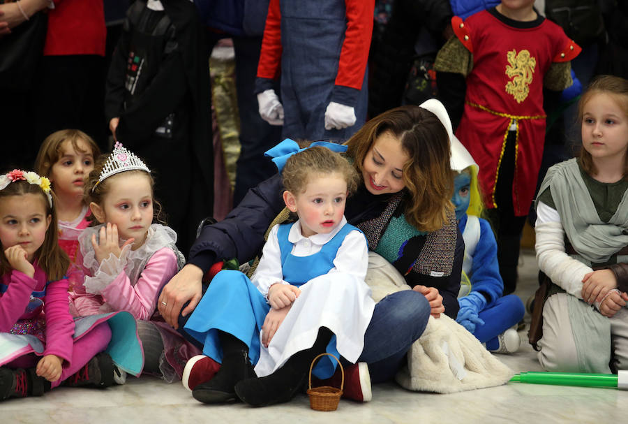 El desfile infantil y el concierto de Petit Pop marcan la primera jornada de la celebración carnavalera en la capital asturiana.