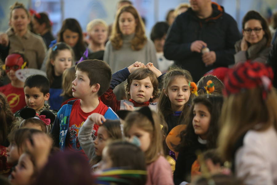 El desfile infantil y el concierto de Petit Pop marcan la primera jornada de la celebración carnavalera en la capital asturiana.