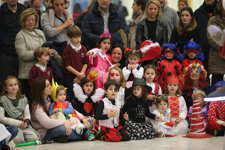 El desfile infantil y el concierto de Petit Pop marcan la primera jornada de la celebración carnavalera en la capital asturiana.