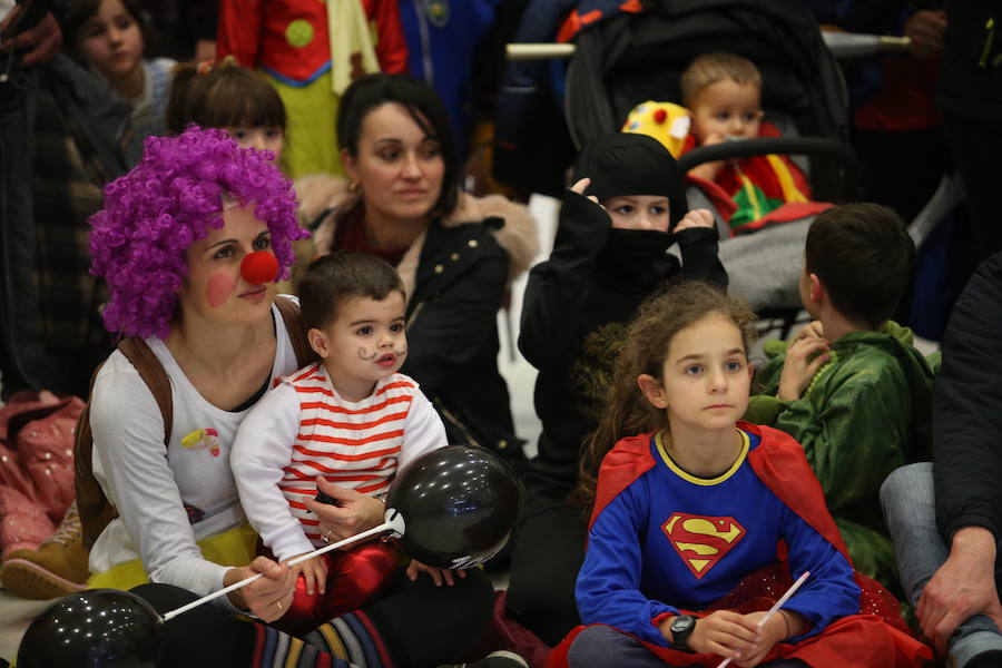 El desfile infantil y el concierto de Petit Pop marcan la primera jornada de la celebración carnavalera en la capital asturiana.