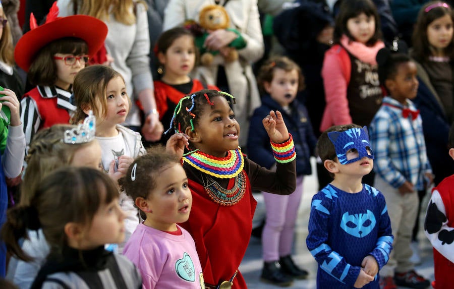 El desfile infantil y el concierto de Petit Pop marcan la primera jornada de la celebración carnavalera en la capital asturiana.