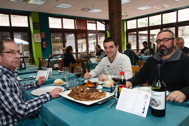 Comensales degustando una de las raciones. 