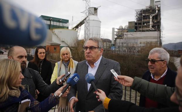 El diputado Ramón García Cañal atiende a los medios en la térmica de Lada.