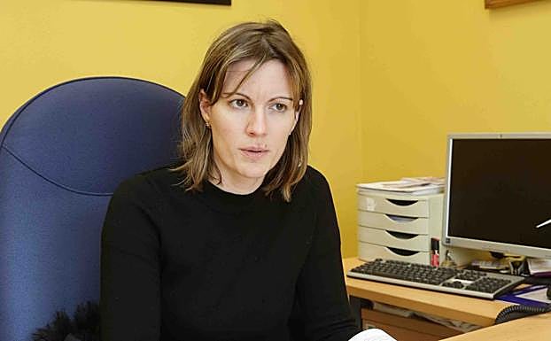 Marta Alonso, en su despacho del Ayuntamiento de Ponga. 