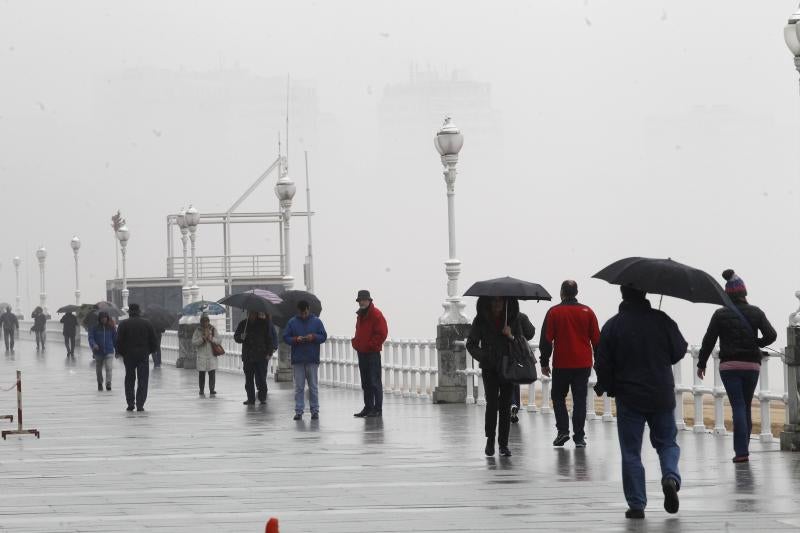 El fenómeno meteorológico ha provocado cancelaciones, retrasos y desviaciones de vuelos a Santander. 