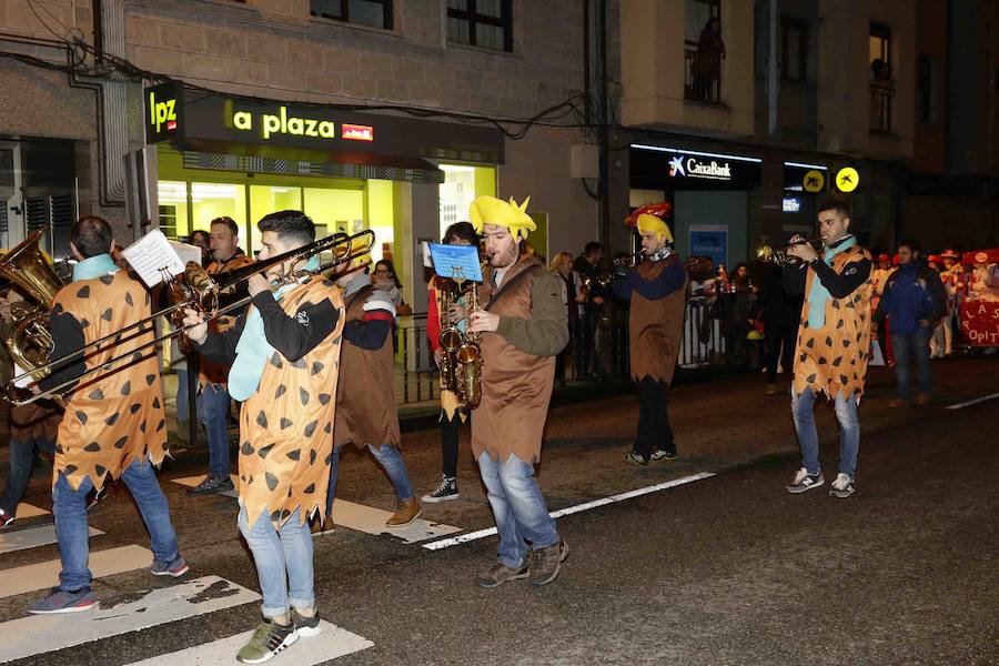 Espectaculares carrozas y variopintos disfraces que arrancaron muchas sonrisas desfilaron por las calles de la capital parraguesa.