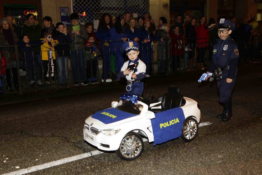 Espectaculares carrozas y variopintos disfraces que arrancaron muchas sonrisas desfilaron por las calles de la capital parraguesa.