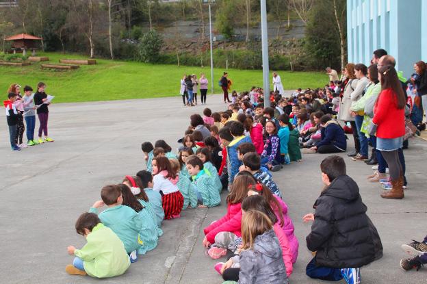 Los niños del colegio, durante la lectura del manifiesto el Día Internacional del Niño con Cáncer. 