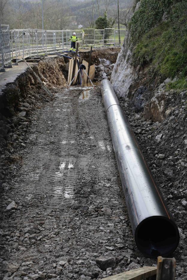 Las obras que mantienen cortada la carretera en Picu Ramonón. 