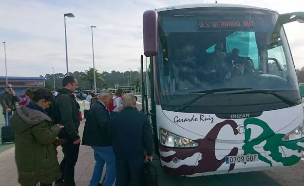 Imagen. Los pasajeros, cogiendo el autobús en Santander para desplazarse a Asturias. 