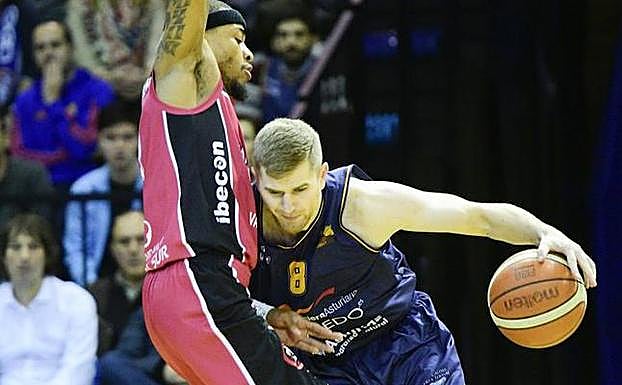 El jugador del Unión Financiera Tadas Rinkunas trata de avanzar ante la oposición de un rival.