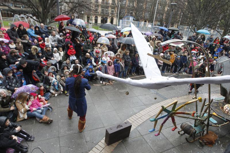 La inauguración oficial del festival repite éxito de público de la jornada previa pese a las inclemencias