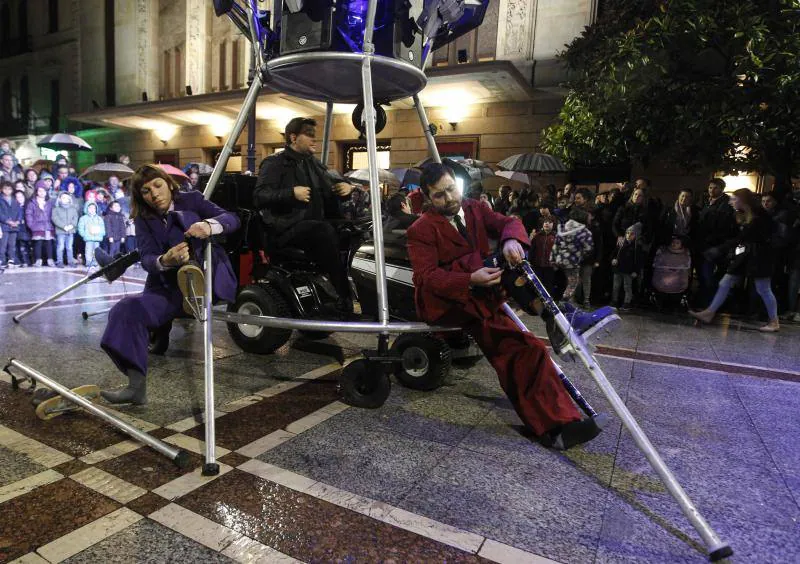 La inauguración oficial del festival repite éxito de público de la jornada previa pese a las inclemencias