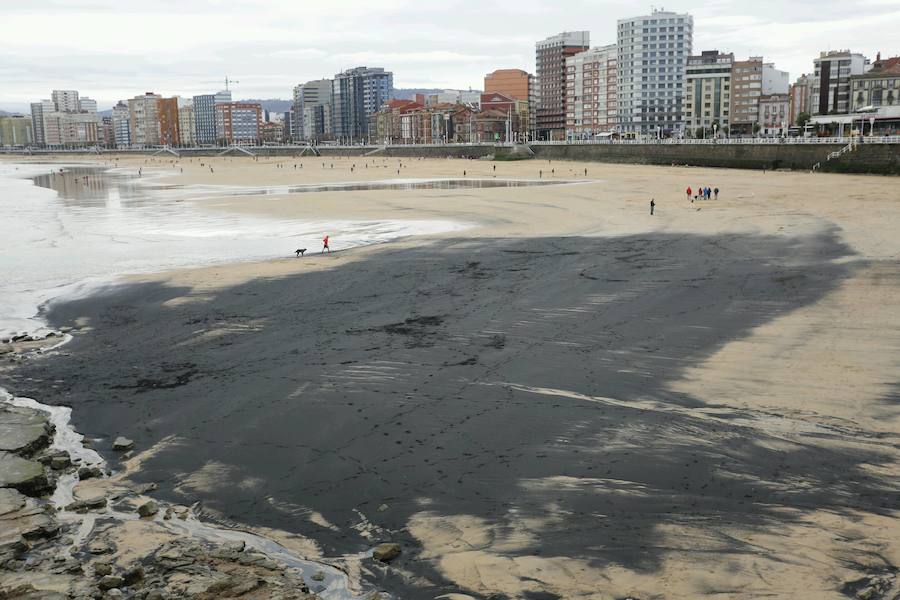 Todo indica que son restos del 'Castillo de Salas', el barco que embarrancó en 1986 en la costa gijonesa