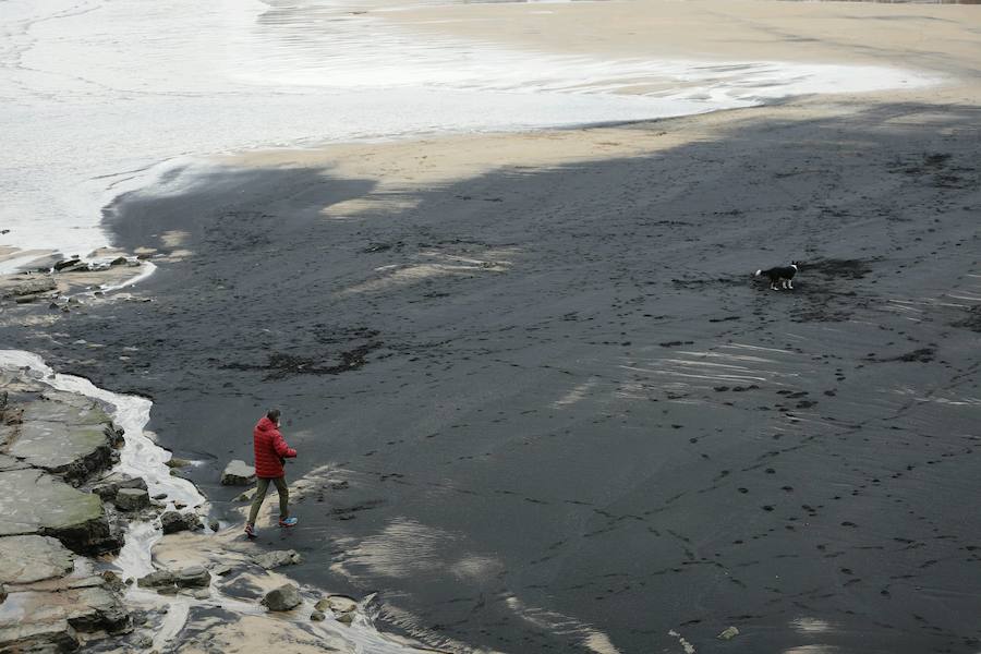 Todo indica que son restos del 'Castillo de Salas', el barco que embarrancó en 1986 en la costa gijonesa