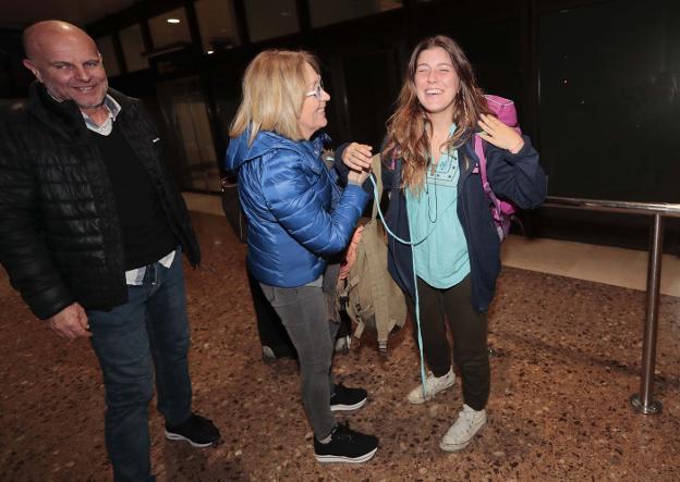 Los padres de Claudia Rodrigo acudieron a recibirla al aeropuerto después del periplo que vivió desde Río de Janeiro.