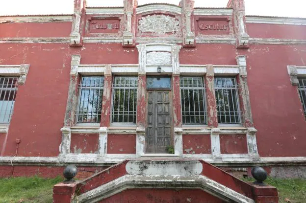 El edificio de Las Colonias presenta numerosas deficiencias en el interior y en el exterior. 