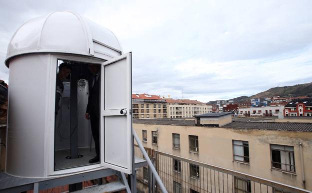 Telescopio de observación ubicado en lo alto del edificio. 