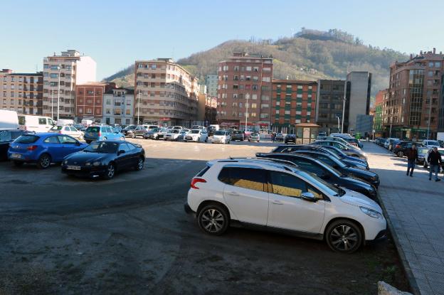 Vehículos aparcados en La Mayacina, donde el equipo de gobierno quiere crear un parque. 