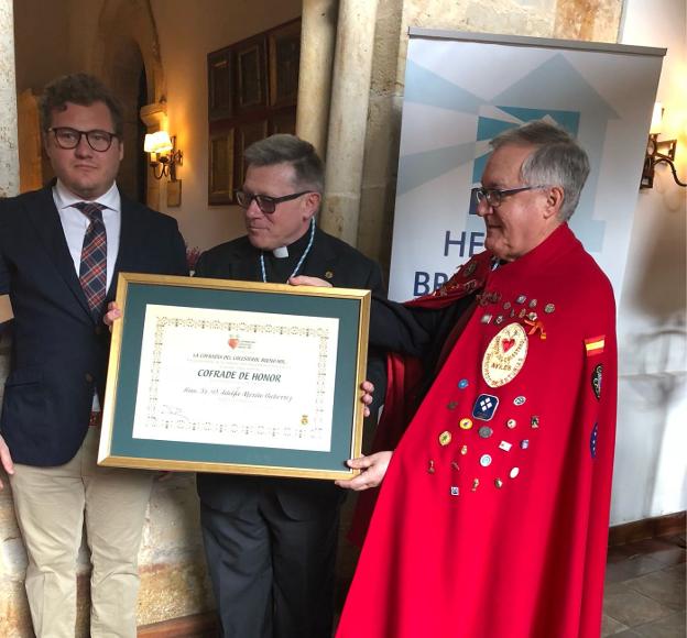 Sabino González entrega el diploma de cofrade de honor a Adolfo Mariño. 