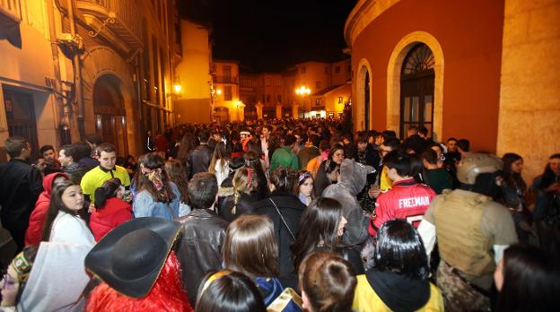 La plaza de Trascorrales se llenó de jóvenes y botellones. 