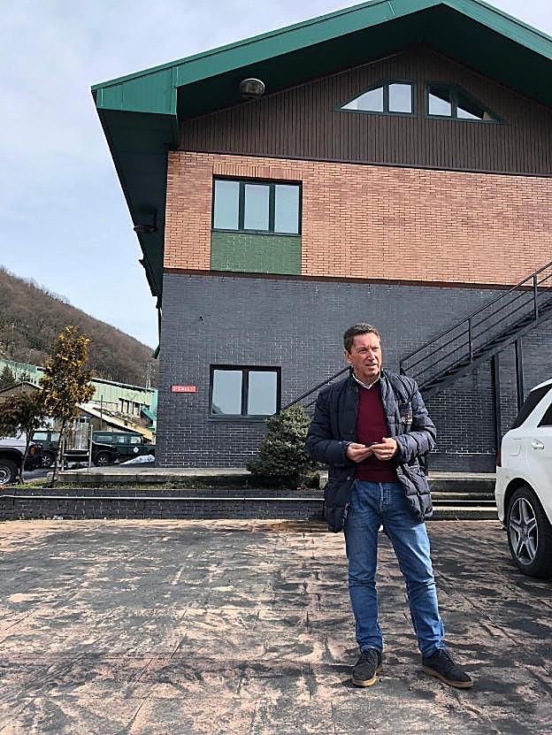 Rodolfo Cachero, ayer, tras reunirse con algunos miembros del comité de Astur Leonesa. 