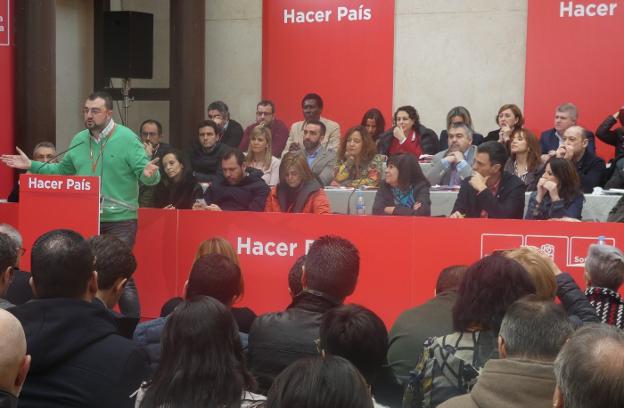 El secretario general de la FSA, Adrián Barbón, interviene en el último comité federal del PSOE. 