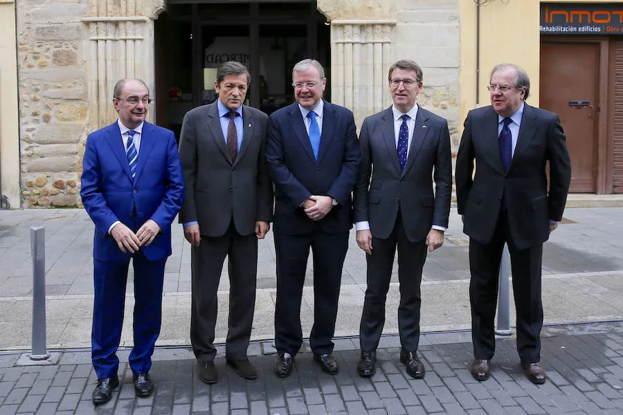 Los presidentes de Asturias, Galicia, Castilla y León y Aragón se han reunido en León para analizar problemas comunes y hacer un frente común. La despoblación, la financiación autonómica y el futuro del carbón, entre los temas a analizar.